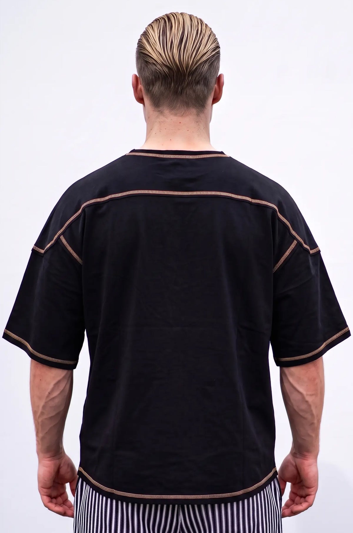 Minimalist Shadow Viður T-Shirt