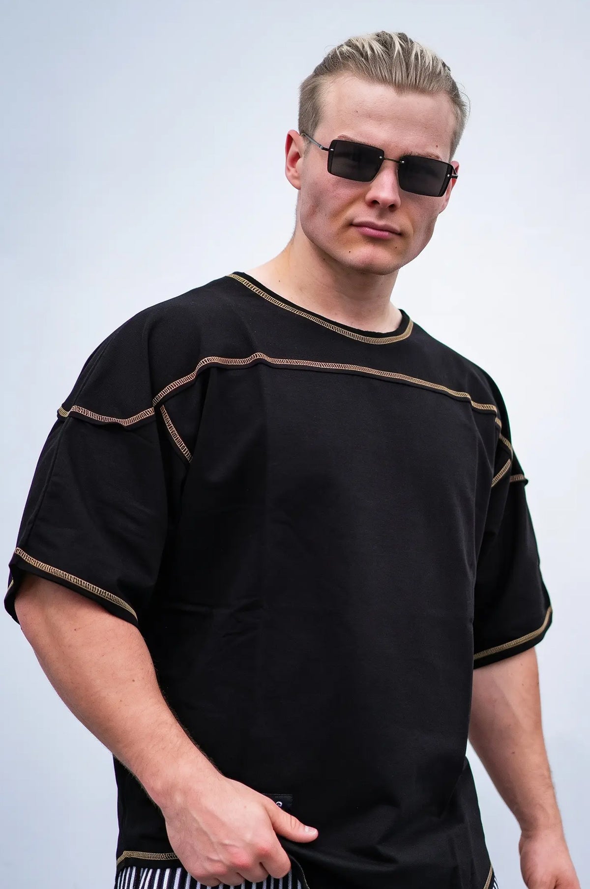 Minimalist Shadow Viður T-Shirt